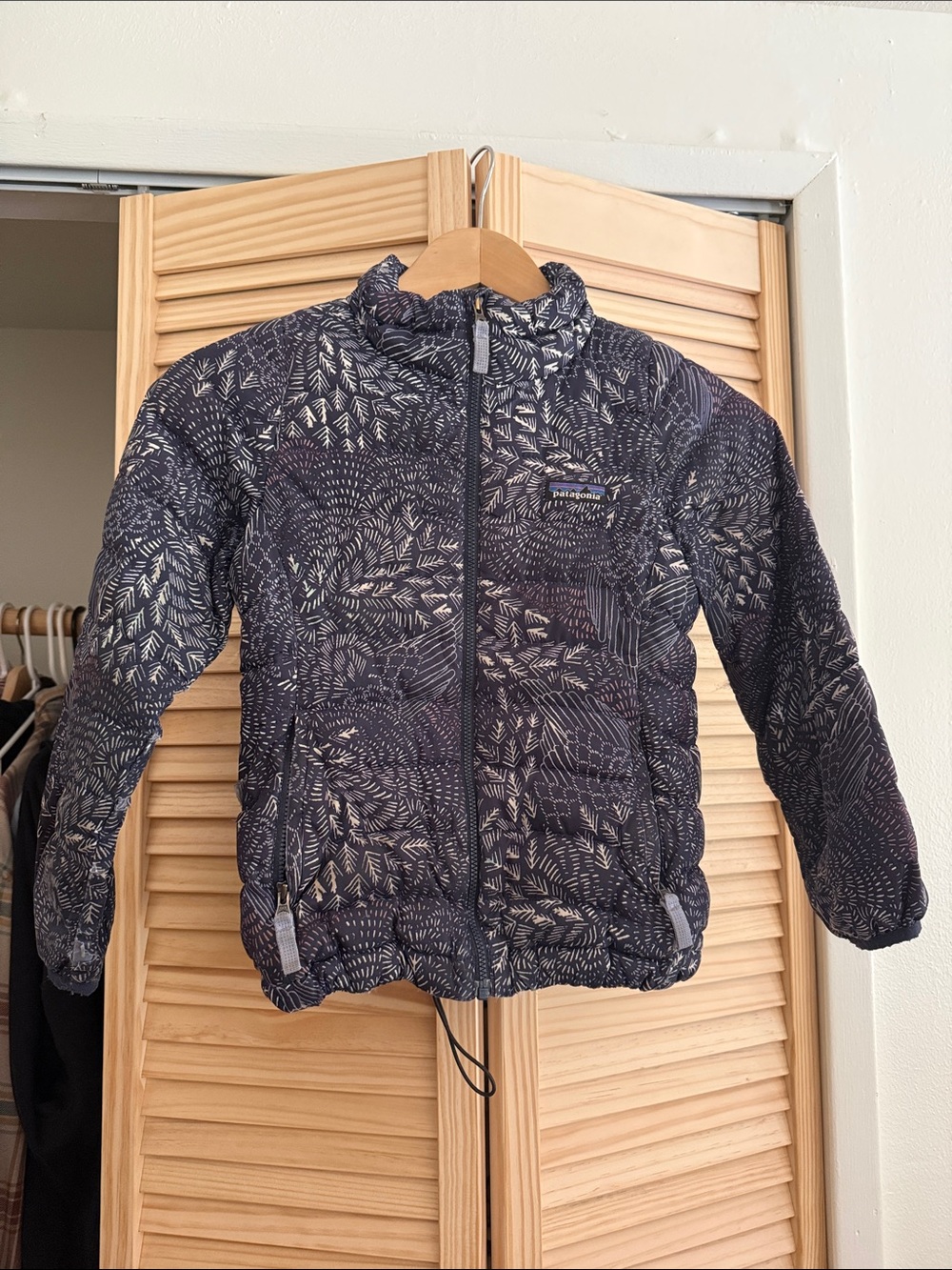 Patagonia Kids XS (5-6) Navy Printed Puffer Jacket with Cream Leaf Print